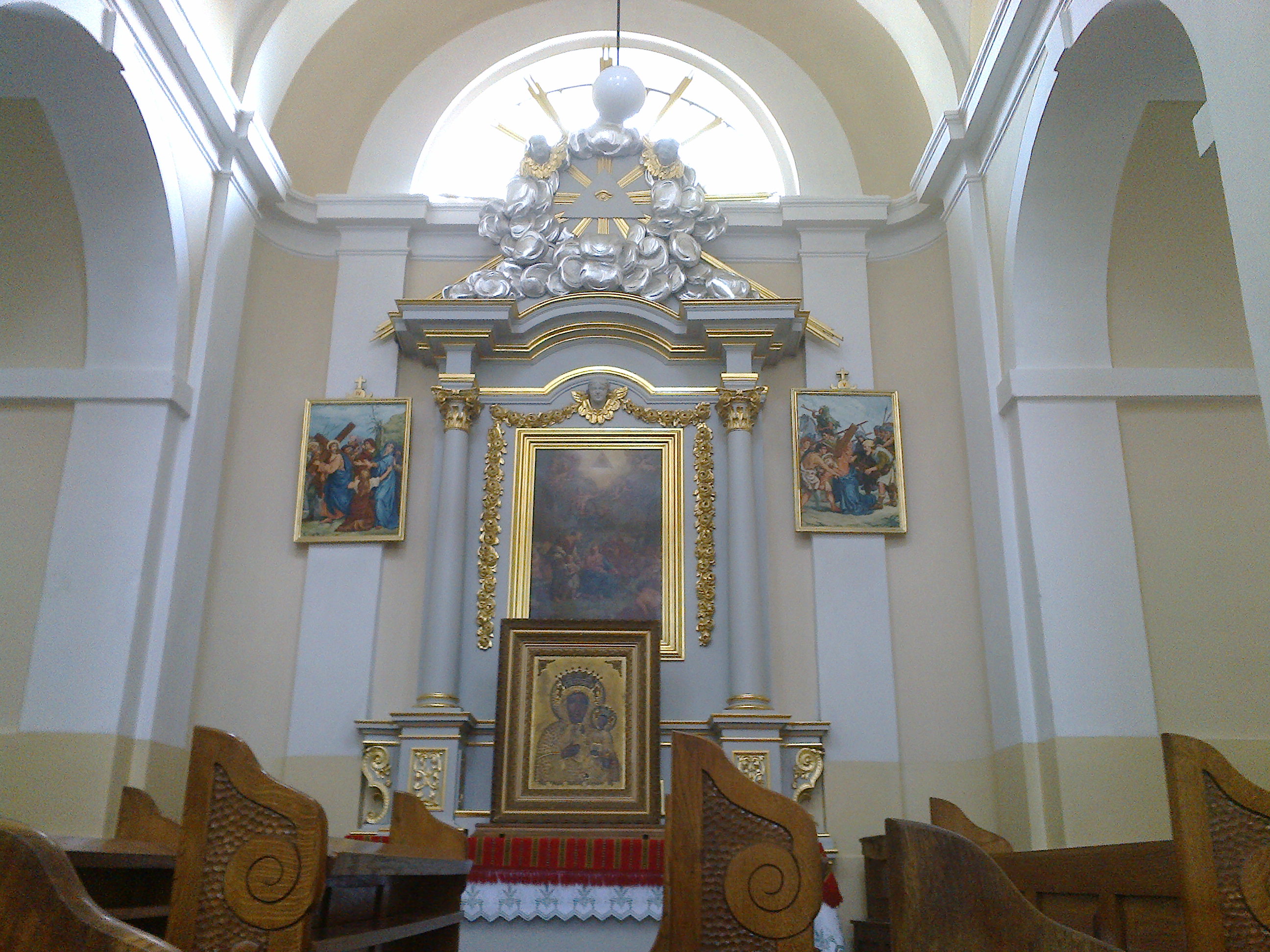 Ołtarz w środkowej prawej kaplicy bocznej