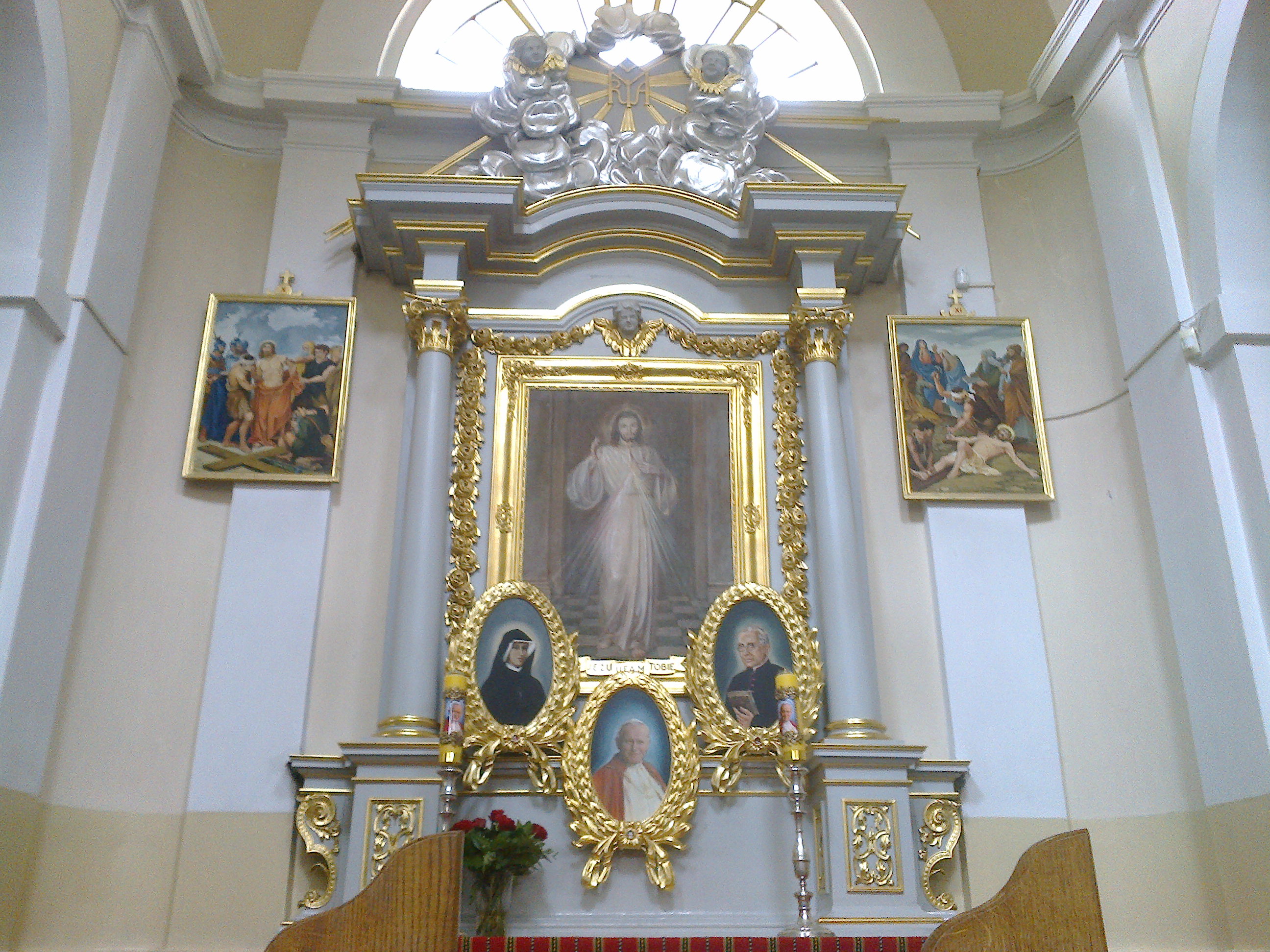 Ołtarz Jezusa Miłosiernego z relikwiami i wizerunkami św. apostołów Bożego Miłosierdzia