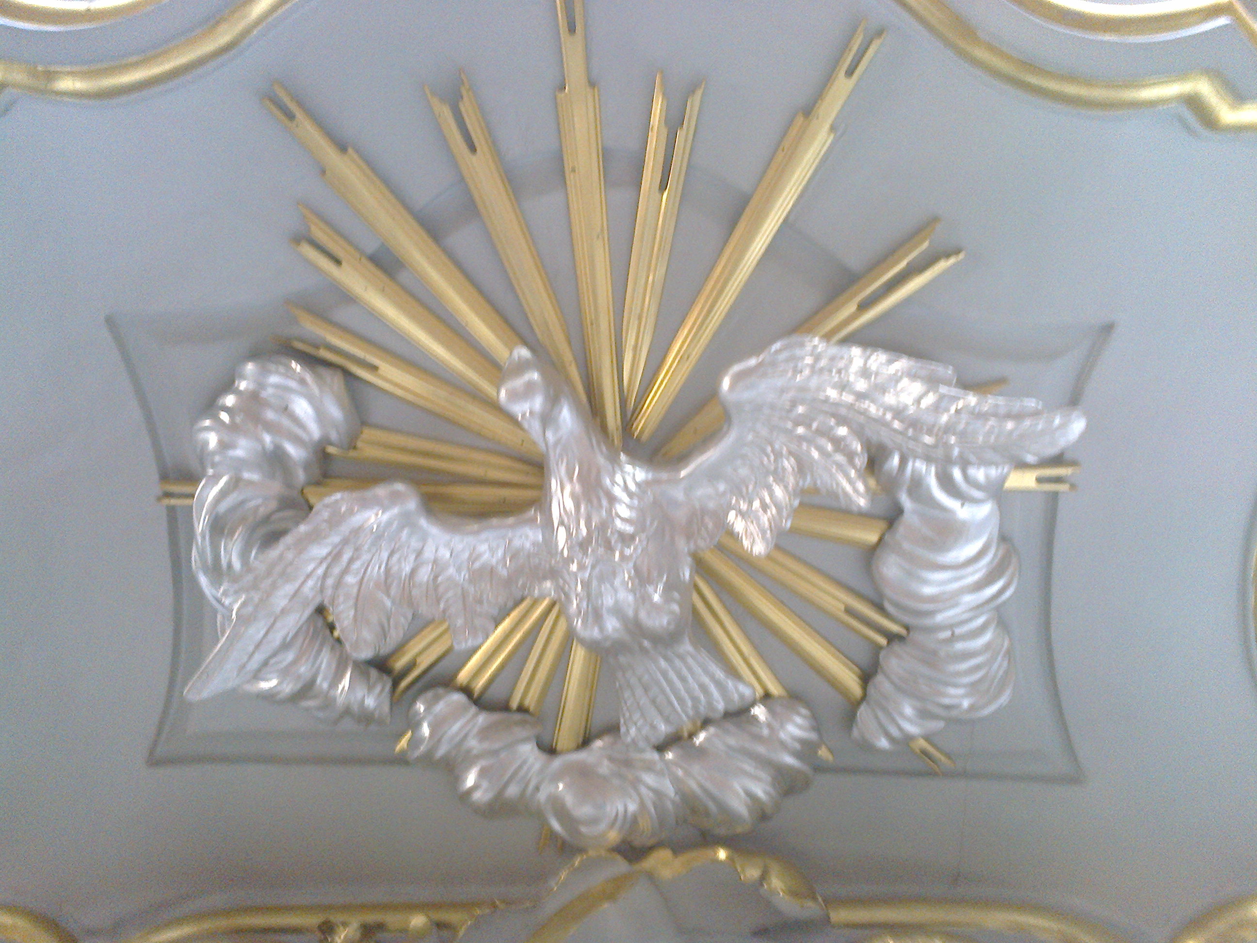 Duch Święty pod baldachimem barokowej ambony