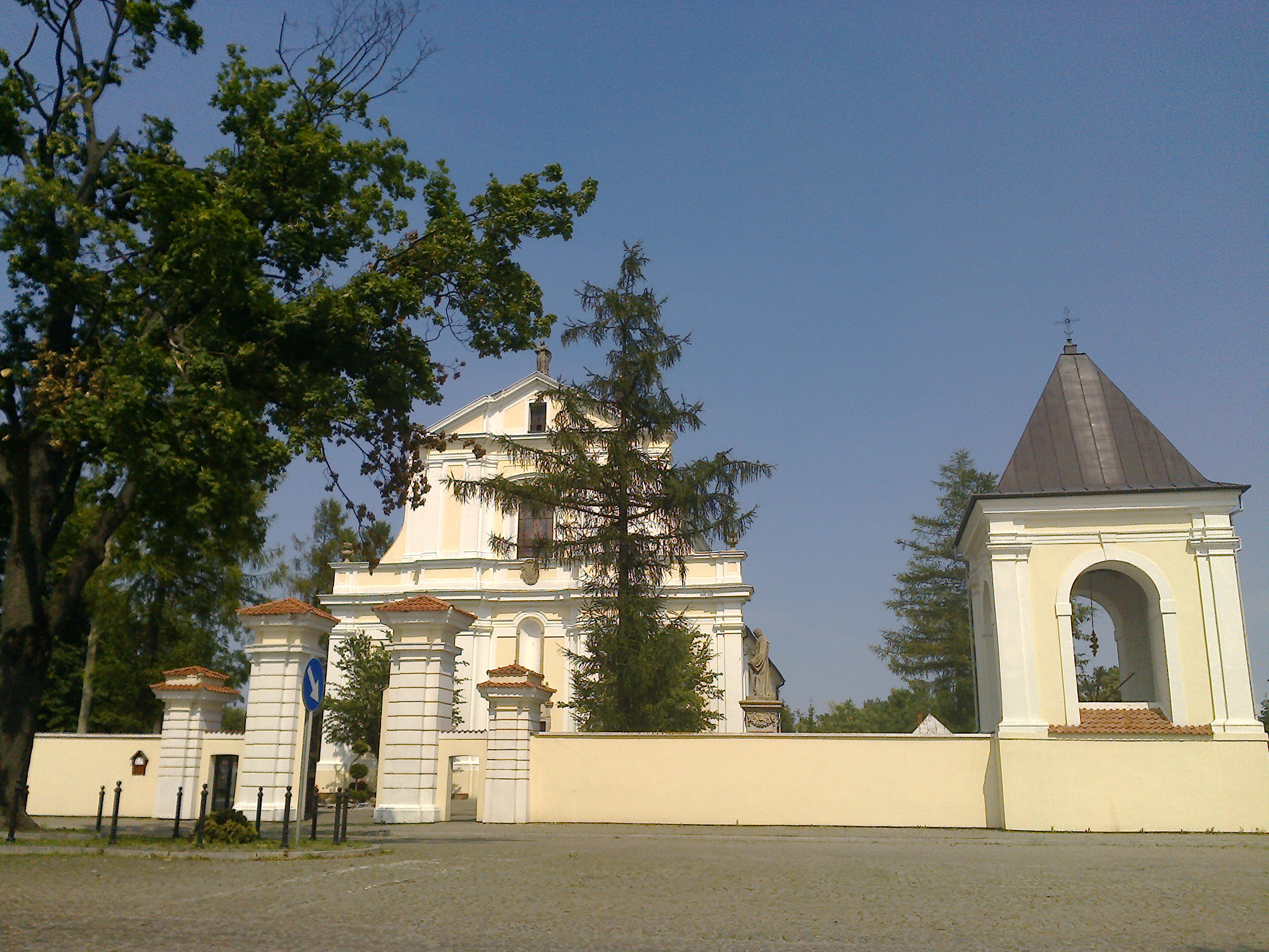 Kościół Parafialny - widok z Placu ks. Krzysztofa Kluka